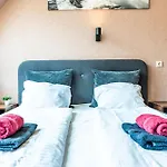 Apartmán Stylish With Shared Rooftop Terrace And Jacuzzi Mk2 *